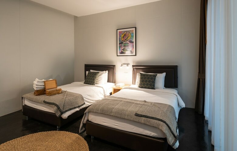 Cherlock Hotel