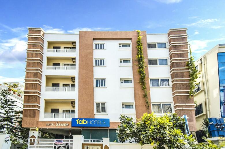 Hotel Fabexpress Namo Suites