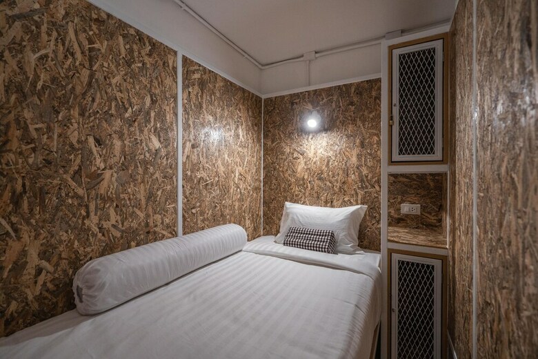 Hostal Baan Phuen Hostel And Rooftop