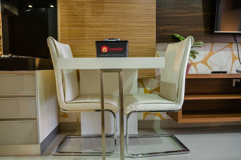 Luxurious 1br At Dago Suites Apartment
