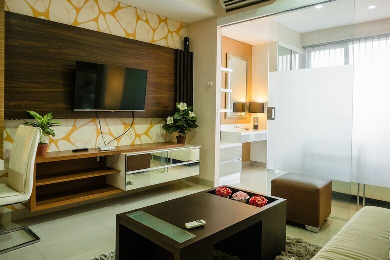 Luxurious 1br At Dago Suites Apartment