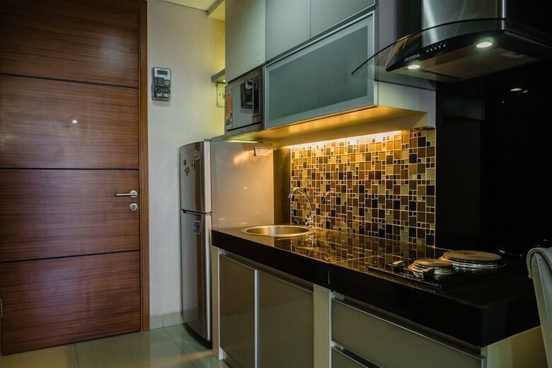 Luxurious 1br At Dago Suites Apartment