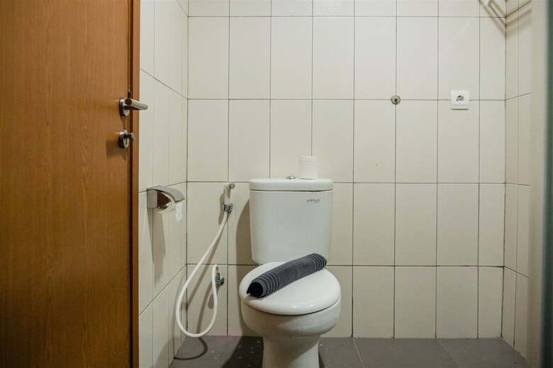 Luxurious 1br At Dago Suites Apartment