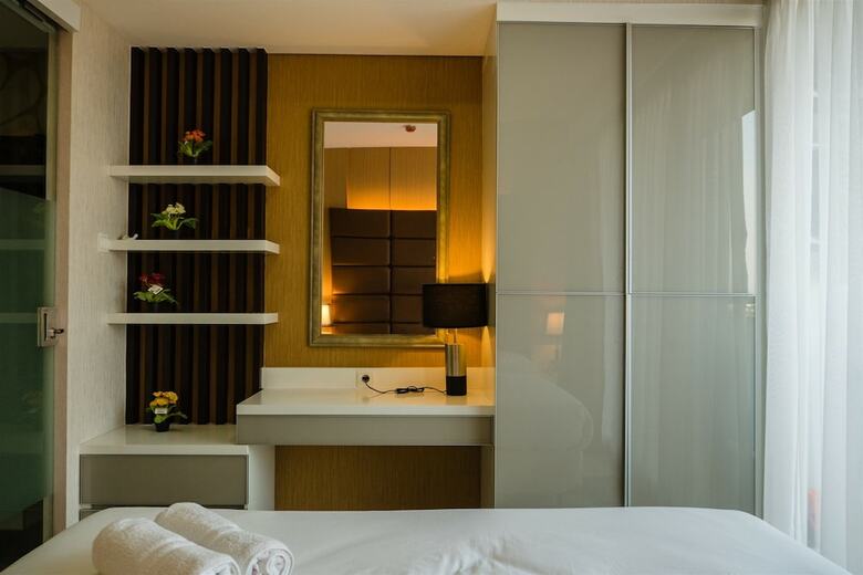 Luxurious 1br At Dago Suites Apartment