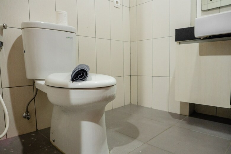 Luxurious 1br At Dago Suites Apartment