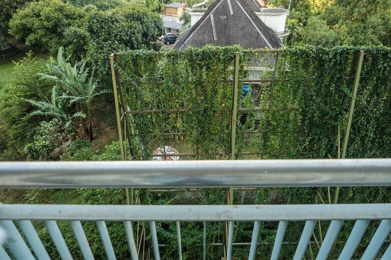 Luxurious 1br At Dago Suites Apartment
