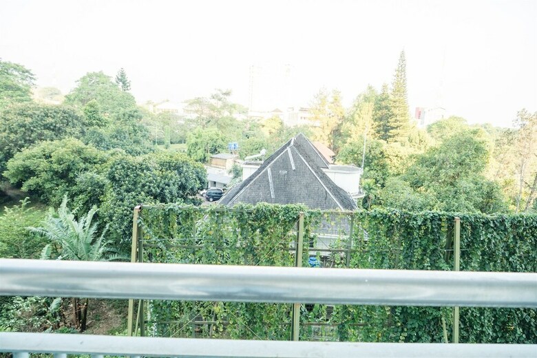 Luxurious 1br At Dago Suites Apartment
