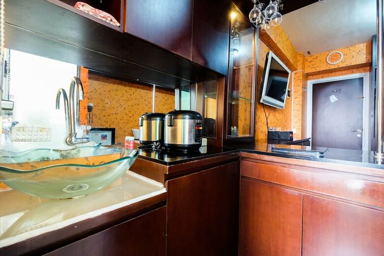 Cozy Studio With City View Green Pramuka City Apartment