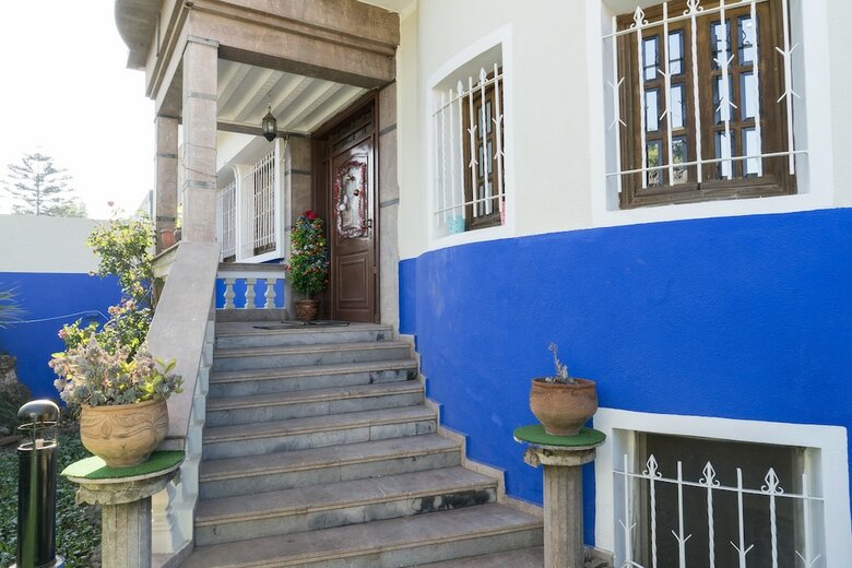Hostal Blue And White House
