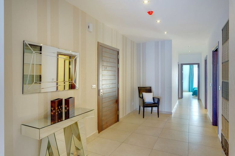 Seafront Lux Apartment Wt Pool, Upmarket Area