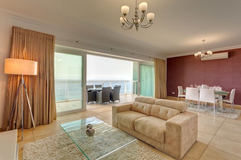 Seafront Lux Apartment Wt Pool, Upmarket Area