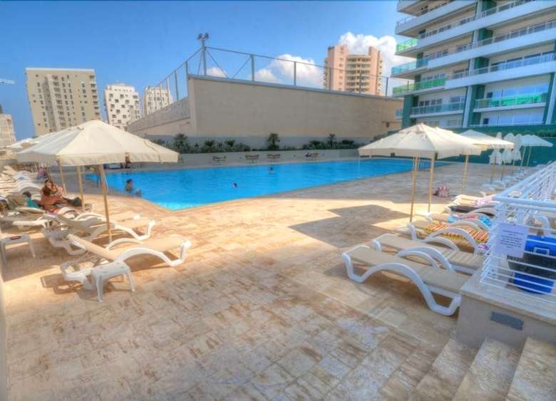 Seafront Lux Apartment Wt Pool, Upmarket Area