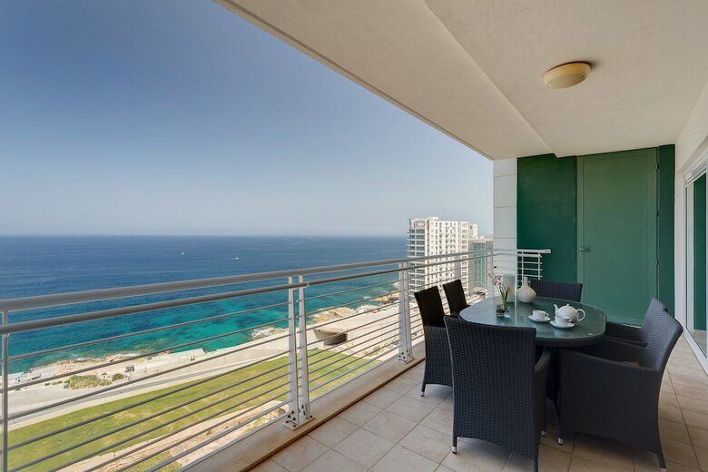 Seafront Lux Apartment Wt Pool, Upmarket Area