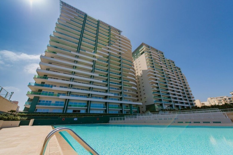 Seafront Lux Apartment Wt Pool, Upmarket Area