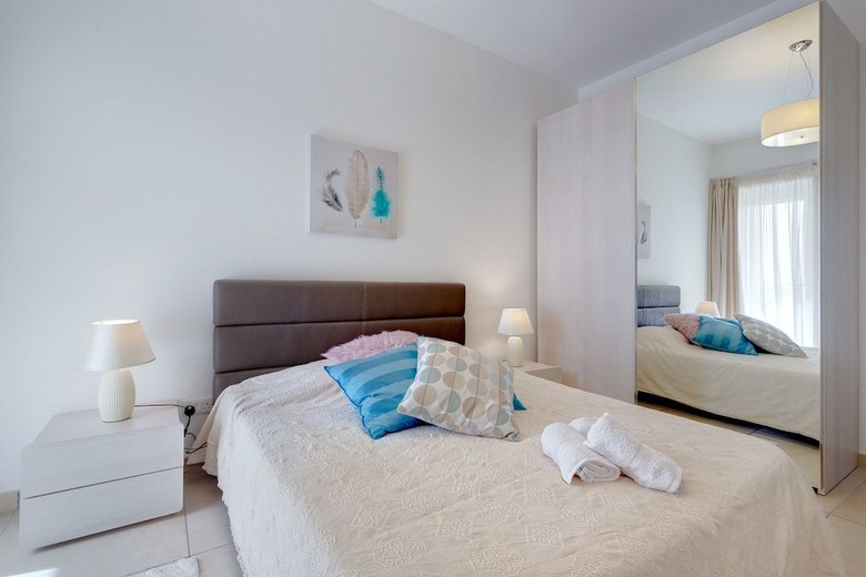 Seafront Lux Apartment Wt Pool, Upmarket Area