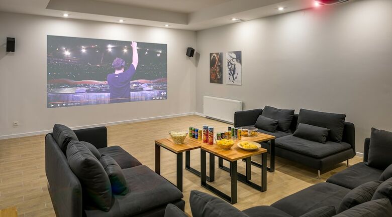 Apartments With Event Space & Jacuzzi