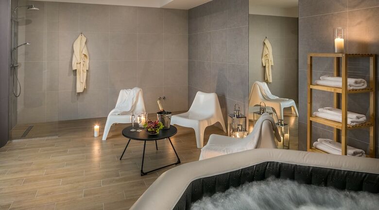 Apartments With Event Space & Jacuzzi