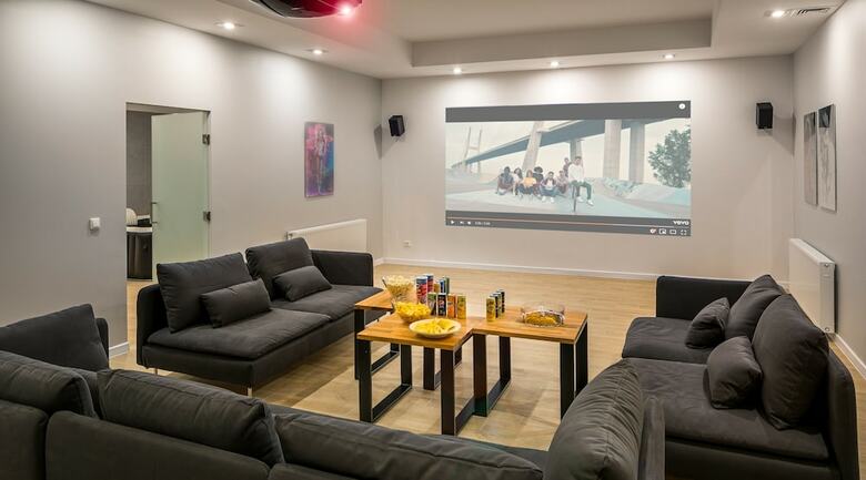 Apartments With Event Space & Jacuzzi