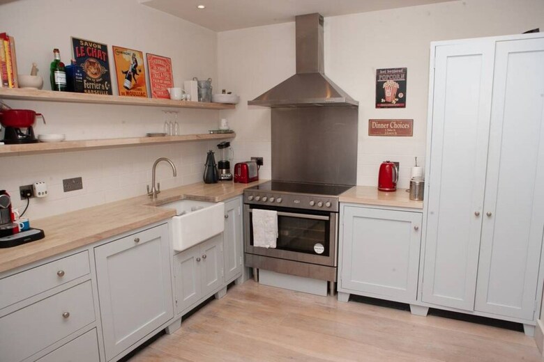 Contemporary 2 Bedroom Apartment In Converted Church