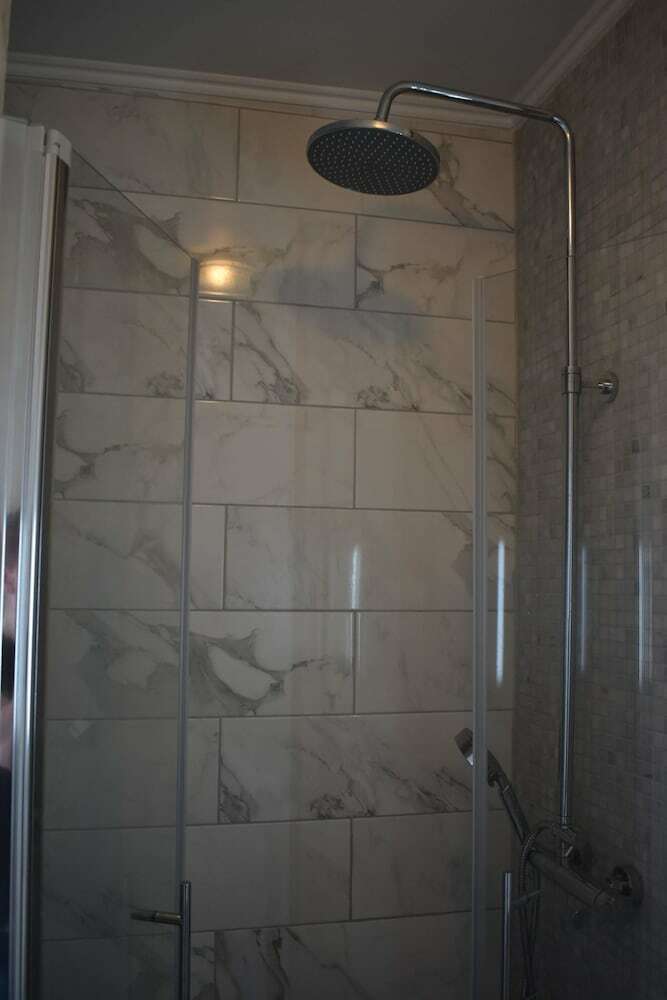 Large 1 Bedroom Apartment In Paris