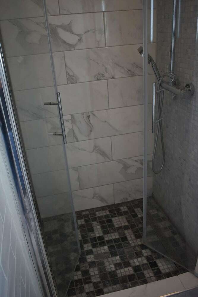 Large 1 Bedroom Apartment In Paris