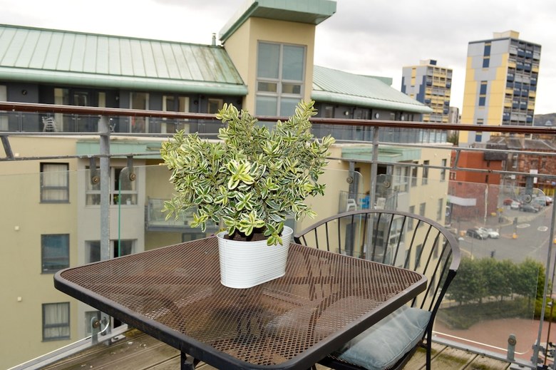 Modern 1 Bedroom Apartment With Balcony