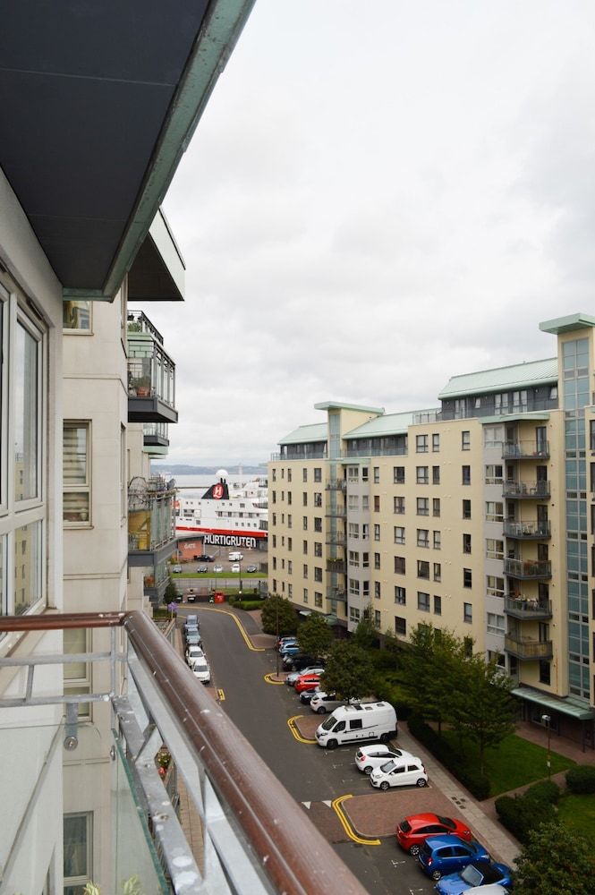 Modern 1 Bedroom Apartment With Balcony