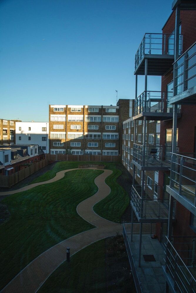 Homely 2 Bedroom Apartment In Bow