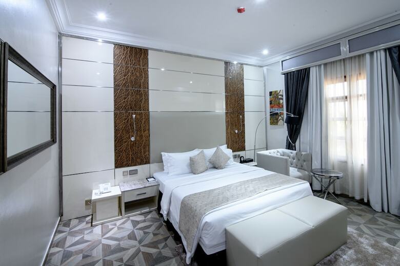 The Wells Carlton Hotel And Apartments