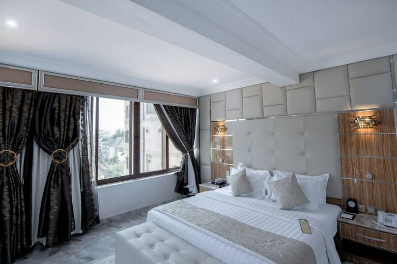 The Wells Carlton Hotel And Apartments