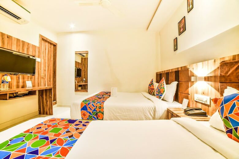 Hotel Fabexpress Gateway Inn