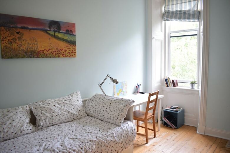 Bright 2 Bedroom Apartment In Edinburgh