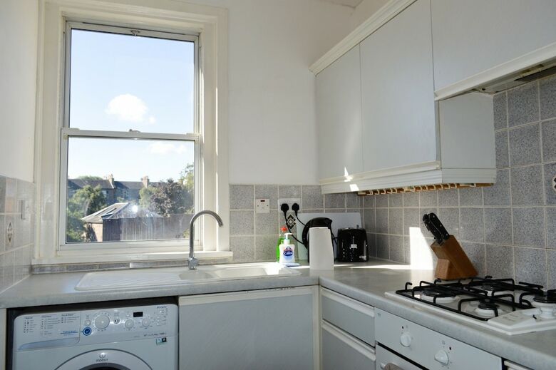 Modern 2 Bedroom Apartment In Central Edinburgh
