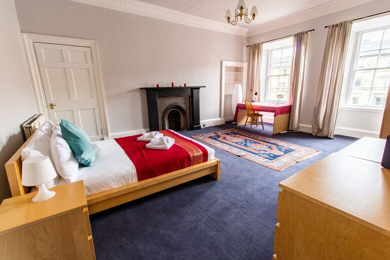Spacious Elegant 4 Bedroom Apartment Close To Centre