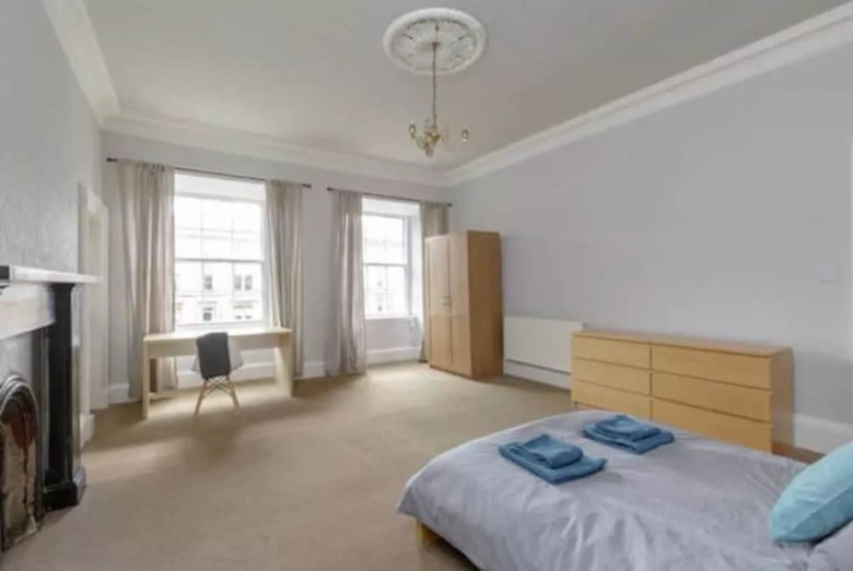 Spacious Elegant 4 Bedroom Apartment Close To Centre