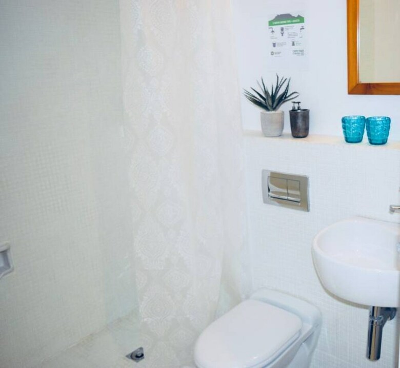Studio Apartment In Central Cape Town With A Pool