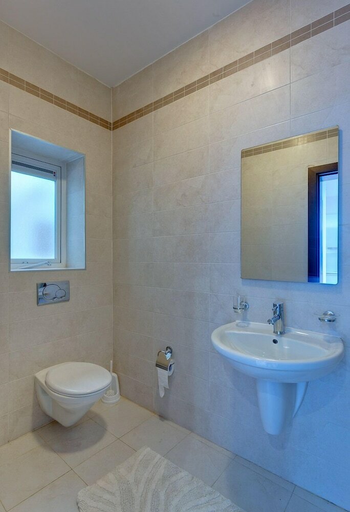 Seaview 3br Apart Inc Pool, Fort Cambridge Sliema