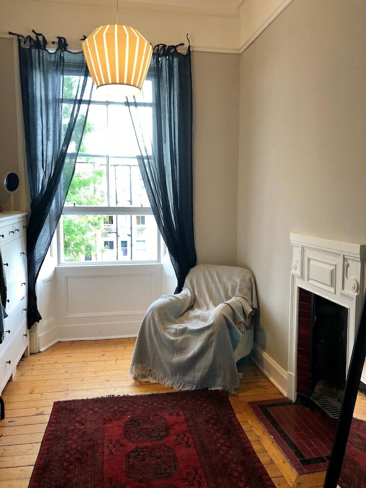 Traditional 3 Bedroom Tenement In Marchmont