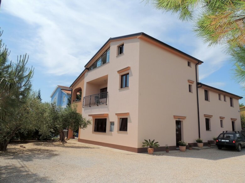 Hotel Apartment And Rooms Brzac