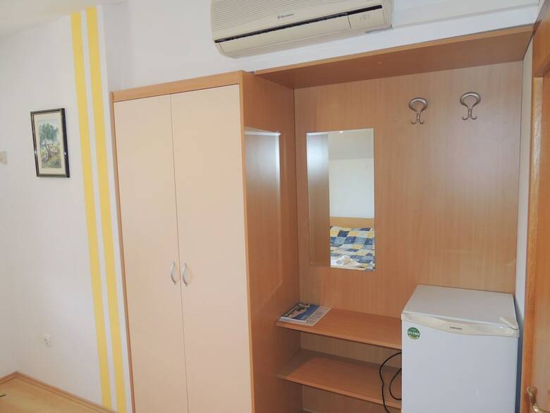 Hotel Apartment And Rooms Brzac