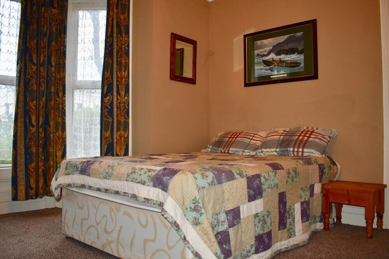 Traditional 3 Bedroom Home Near City Centre