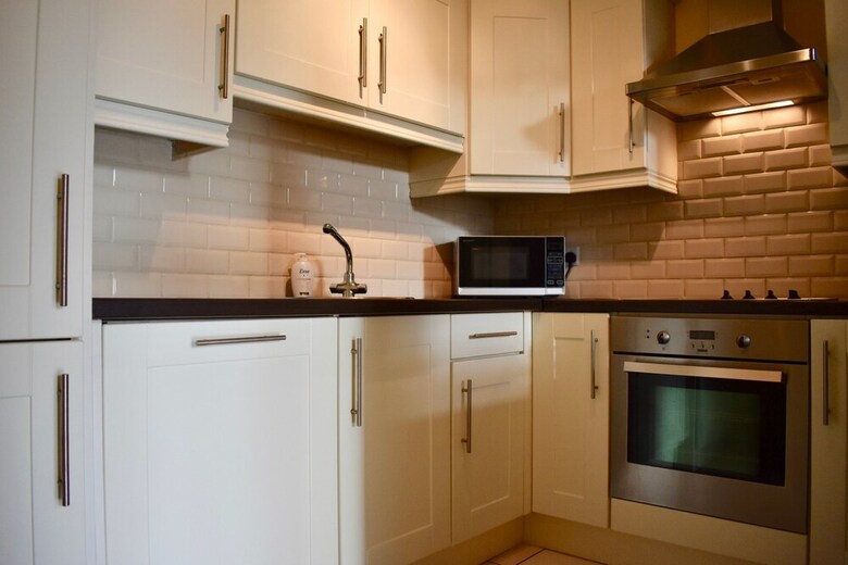 Modern 2 Bedroom Apartment Near The City Centre