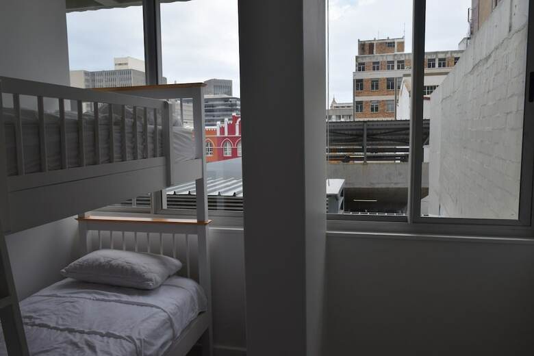 Bright 2 Bedroom Apartment In Cape Town City Centre