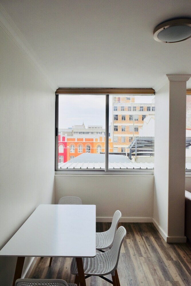 Bright 2 Bedroom Apartment In Cape Town City Centre