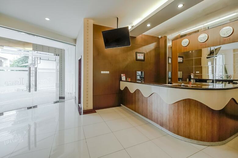 Hotel Reddoorz Plus @ Karebosi Area 2