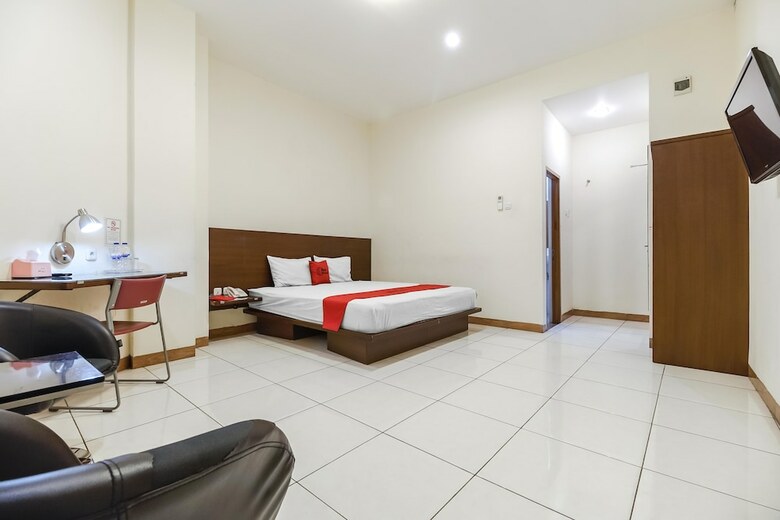 Hotel Reddoorz Plus @ Karebosi Area 2