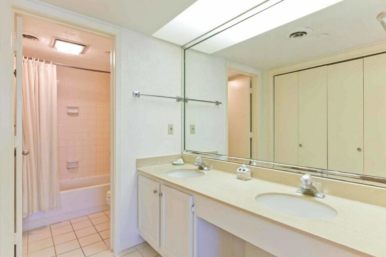 Saida Royale Condominium 9044-45