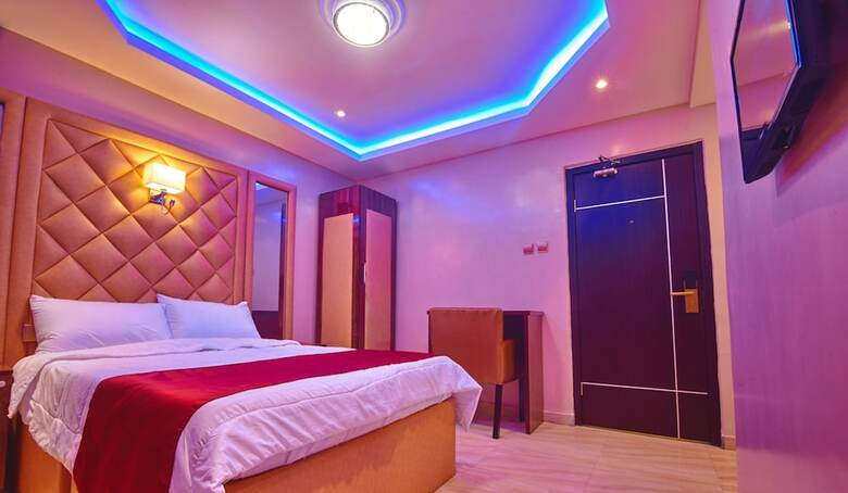 Hotel Double M Exquisite Suites And Lounge