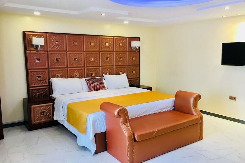 Hotel Double M Exquisite Suites And Lounge