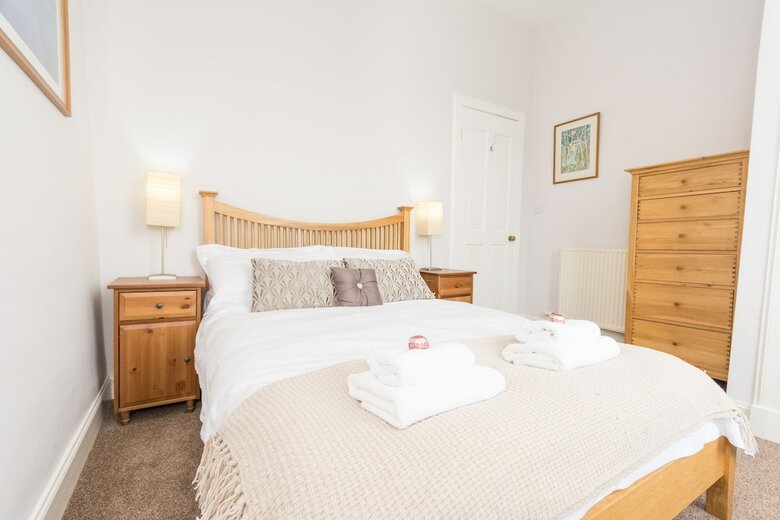Beautiful City Center 2 Bed Apartment With Park View
